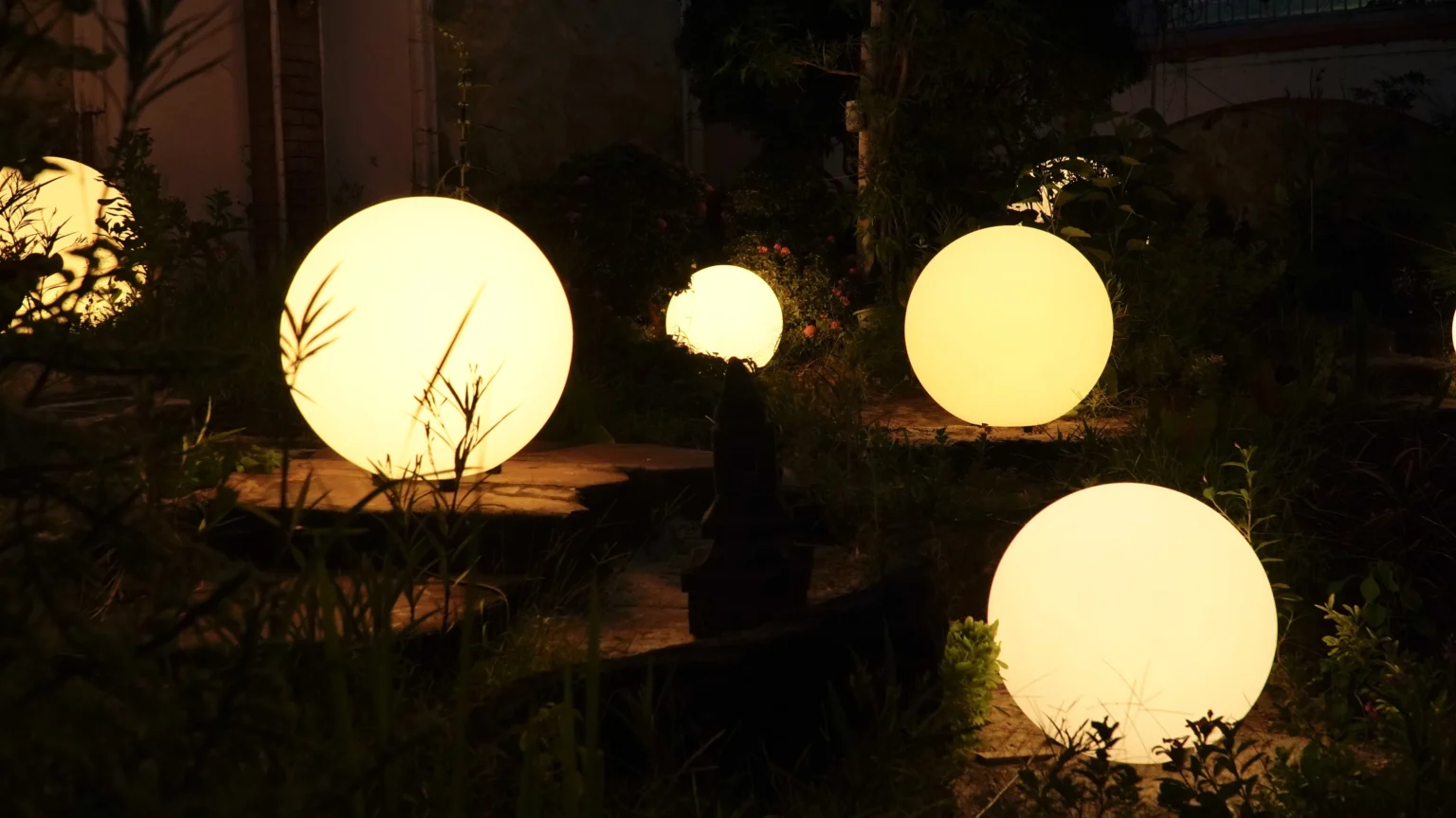 MARS by Ellogrin, Bola Lampu Unik yang Lagi Hits Dipakai Influencer