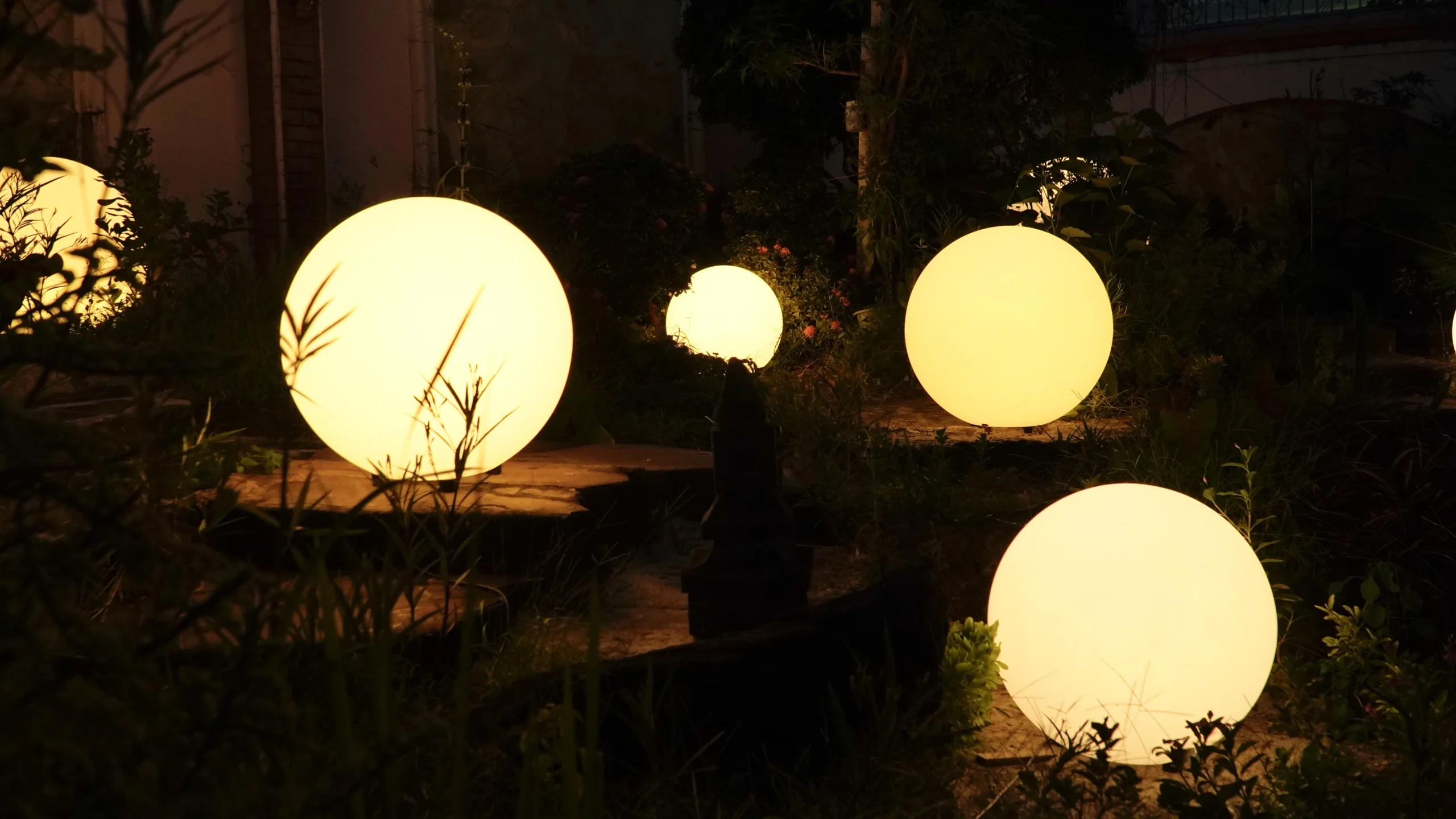 MARS by Ellogrin, Bola Lampu Unik yang Lagi Hits Dipakai Influencer